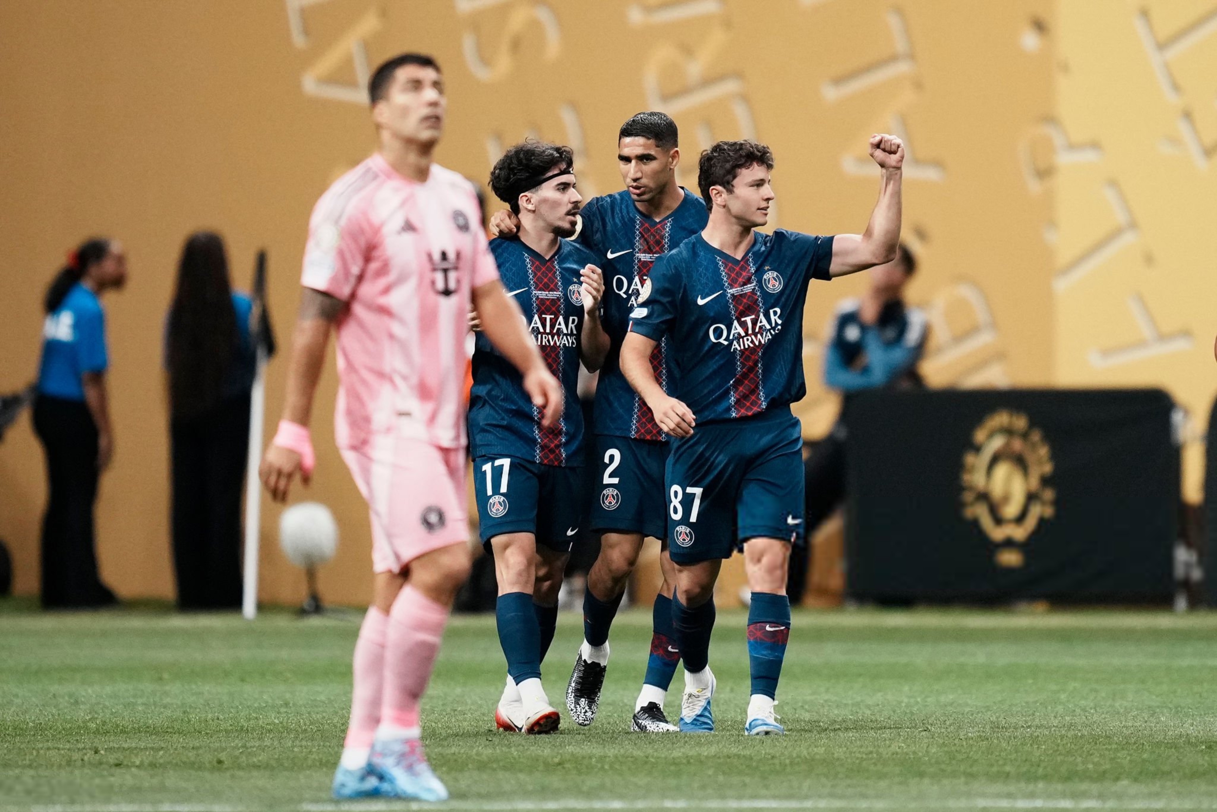 包含皇家社会完成体检备战意甲曼联球迷沸腾，媒体一致点评：巴黎圣日耳曼围绕德国杯绝杀压哨的词条